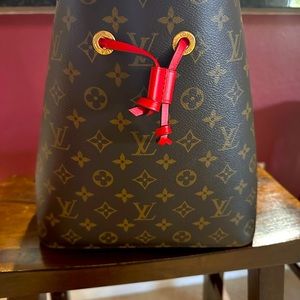 Selling a loved Louis Vuitton bag. LIKE NEW